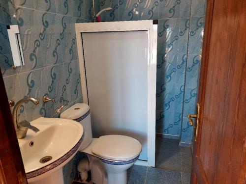 ein Badezimmer mit Toilette und Waschbecken in der Unterkunft SUD-EST palace in Aït Igad