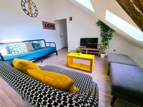 Una sala de estar con dos sofás y un televisor. en L'appartement tranquillité, en Elbeuf