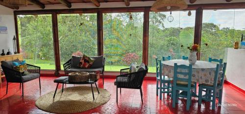 Khu vực ghế ngồi tại ShantihOMe Ecolodge entre Mindo y San Miguel de los Bancos Ecuador