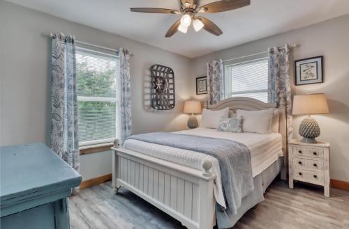 Postel nebo postele na pokoji v ubytování Whitesands Beach House