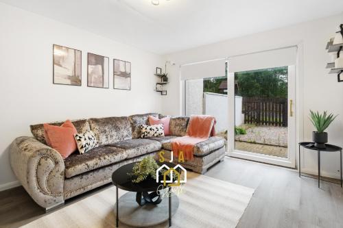 Khu vực ghế ngồi tại Aalesund Residence - SJA Stays - 3 Bed House