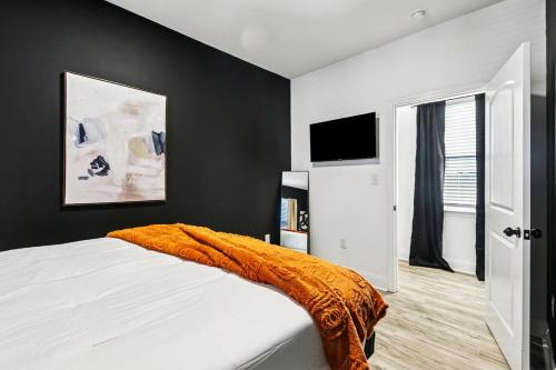 Ένα ή περισσότερα κρεβάτια σε δωμάτιο στο Luxury 5BR Designer Stay and Stylish NOLA Getaway