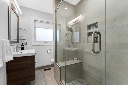 Cozy Bungalow - 5mins to The Ottawa Hospital في أوتاوا: حمام مع دش ومرحاض ومغسلة