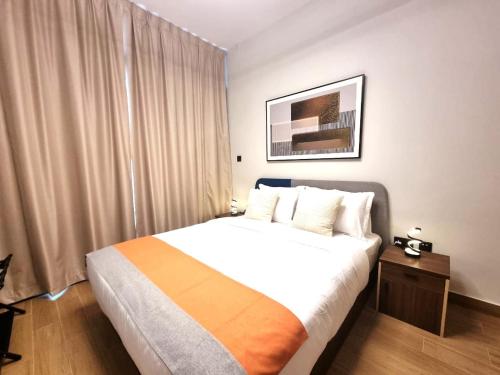 アブダビにあるElegant Pool-View 1BR Near Cleveland Clinicの部屋の中に大きなベッドがある寝室