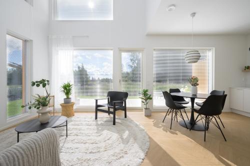 Posezení v ubytování Luxury 3BR sauna stay, near airport train