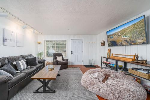 una sala de estar con un sofá y una mesa en Ski-in ski-out Condo in Brian Head, en Brian Head