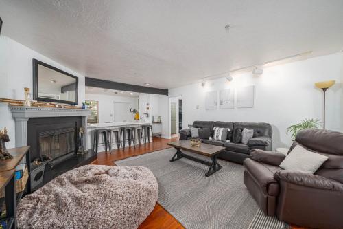 ein Wohnzimmer mit Couch und Kamin in der Unterkunft Ski-in ski-out Condo in Brian Head in Brian Head