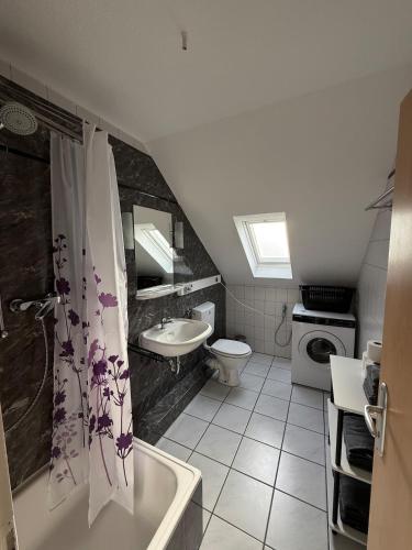 Un baño con lavabo, inodoro y bañera. en Apartment in Wesel Büderich - 6 guests, en Wesel