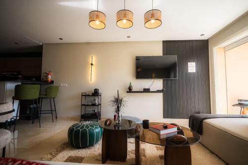 Televiisor ja/või meelelahutuskeskus majutusasutuses Exceptional condo ocean and golf in Taghazout bay