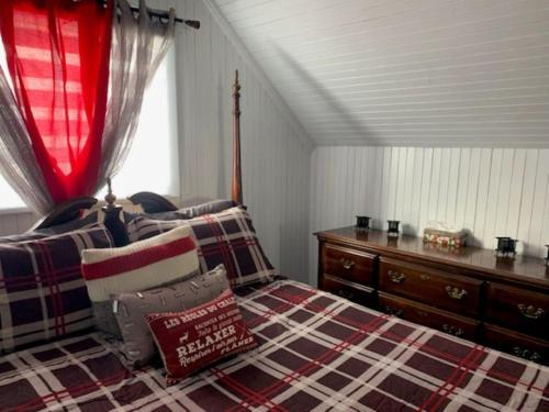 een slaapkamer met een bed en een ladekast bij Gîte des étoiles in Notre-Dame-Des-Bois