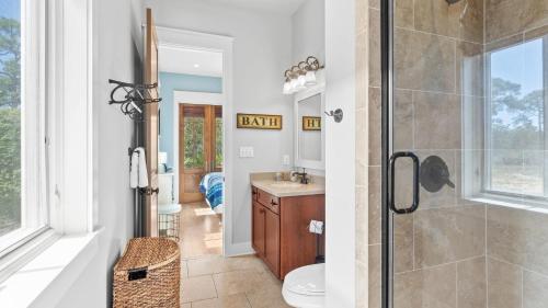 ein Badezimmer mit Dusche und Waschbecken in der Unterkunft Serene 30A Getaway Near Beach w Pool Firepit Porch Sea Salt by AvantStay in Grosh