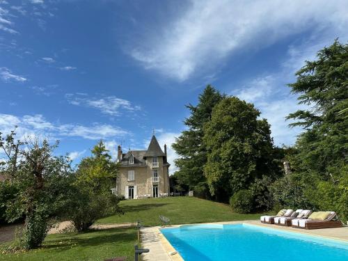Piscina a Chateaueden o a prop