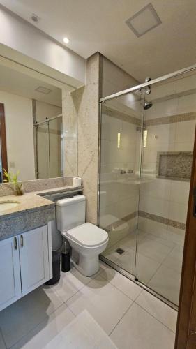 ein Badezimmer mit Toilette und Glasdusche in der Unterkunft Flat Valedo in Palmas