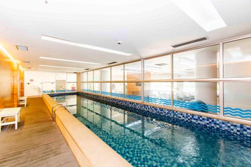 巴西利亚Vision Hotel em Brasília 59646的建筑物内的大型游泳池