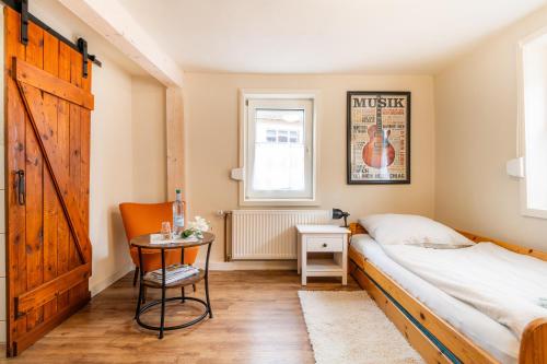 Una cama o camas en una habitación de Der Gastfreund in Burghaun