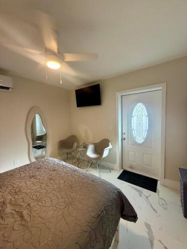 a bedroom with a bed and a door with a window at Guayabita's House in Miami