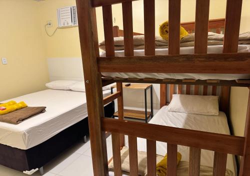 a bunk bed room with two bunk beds at Figueiredo Hosp 4 in Presidente Figueiredo