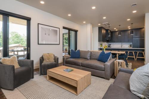 Posezení v ubytování 100 E 7th St