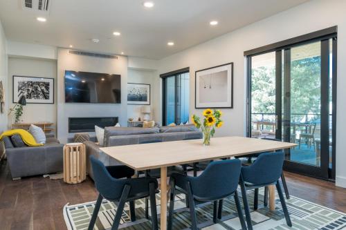 Posezení v ubytování 100 E 7th St