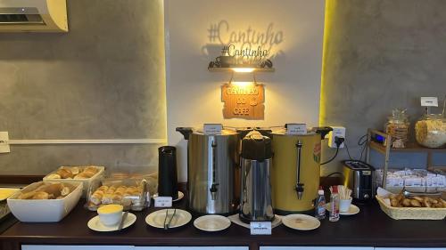 ジョアンペソアにあるGold Flat com Café by Apartamentos Jampaのコーヒーマシン2台とペストリーが置かれたテーブル