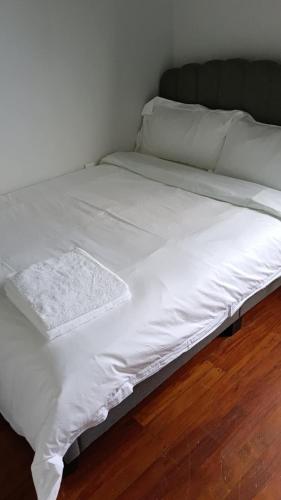 Postel nebo postele na pokoji v ubytování 4 double 1 single and 1 Sofa Beds House, 638A Te Ngae Road