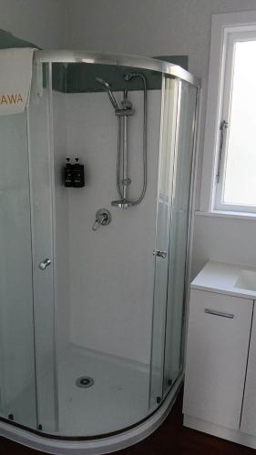 Koupelna v ubytování 4 double 1 single and 1 Sofa Beds House, 638A Te Ngae Road