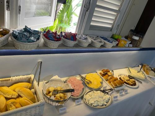 einen Tisch mit Körben verschiedener Arten von Lebensmitteln in der Unterkunft Copacabana Blue Hotel in Rio de Janeiro