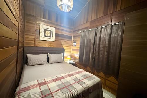 Un dormitorio pequeño con una cama y una ventana. en Chalé Encanto, Lazer e Piscinas, en Vinicola Girardi