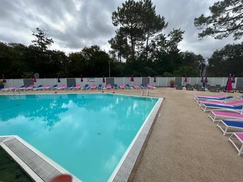 Swimmingpoolen hos eller tæt på Mobilhome a la deco zen camping sur soulac