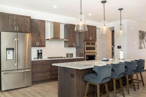 una cucina con elettrodomestici in acciaio inossidabile e mobili in legno di Riverside Reserve a Winter Park