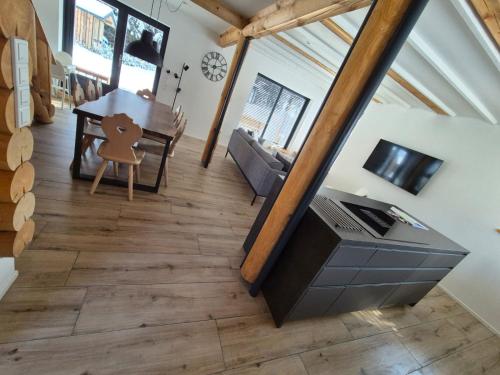 een woonkamer met een tafel en een eetkamer bij Trahütti Premium Lodges in Trahütten