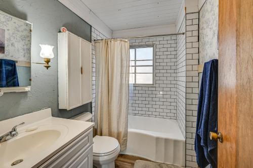 Un baño con lavabo, inodoro y bañera. en 2 Mi to Dtwn Newark Pet-Friendly Home!, en Newark