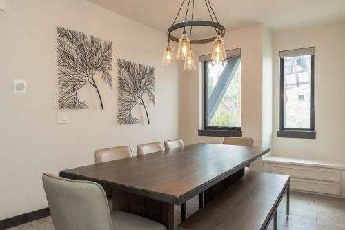 una sala da pranzo con tavolo e sedie in legno di Riverside Reserve a Winter Park