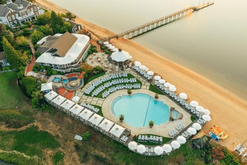 une vue aérienne d'un complexe hôtelier avec piscine dans l'établissement Wequassett Resort and Golf Club, à East Harwich