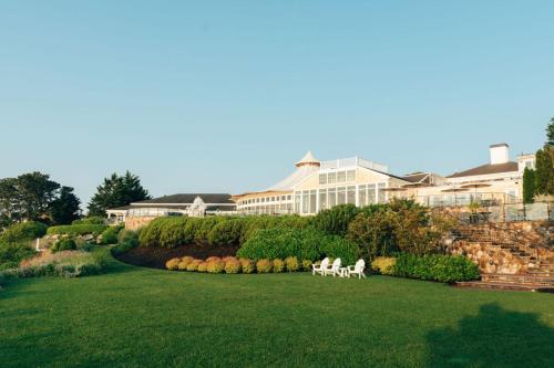 un groupe de personnes assises sur des bancs dans une cour dans l'établissement Wequassett Resort and Golf Club, à East Harwich
