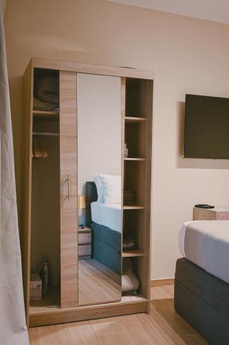 a bedroom with a mirrored closet with a bed at Downtown Hideaway in Thessaloniki