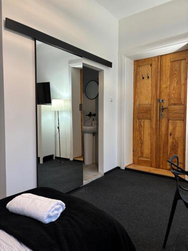 Una cama o camas en una habitación de Stary Dom, noclegi u Napoleona