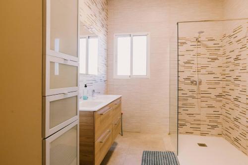une salle de bain avec un lavabo et une douche en verre dans l'établissement Casa rural Gómez de Hita, à Caravaca de la Cruz
