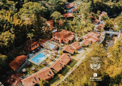 an aerial view of a house with a swimming pool at Kastel Pedra Bonita in Petrópolis