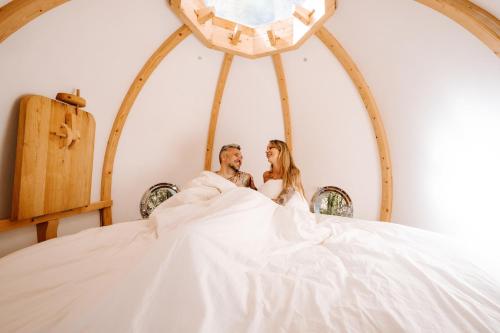 a bride and groom sitting on top of a bed at Lov'nid 'spa & sauna' in Domme