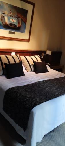 Ένα ή περισσότερα κρεβάτια σε δωμάτιο στο El casco de la Fundación Fangio