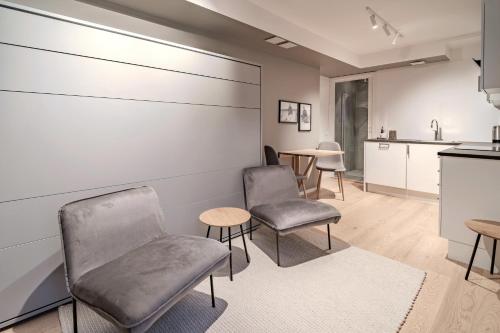 ein Wartezimmer mit Stühlen und einem Tisch in der Unterkunft Staying Apt 6 in Tromsø