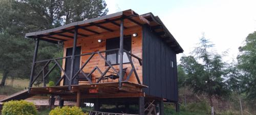 マサミトラにあるVillas Margarita - PANTERAの木造家屋(野原にバルコニー付)