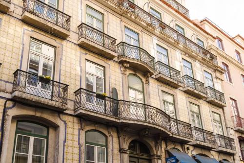 Elegant Lisbon Stay Modern Vintage Charm wAC