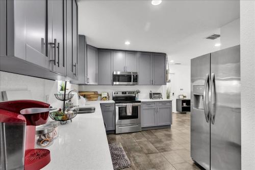 Η κουζίνα ή μικρή κουζίνα στο roomstr Cali Room 1 Bedroom in South Tampa with Shared Full Bathroom & FREE COFFEE