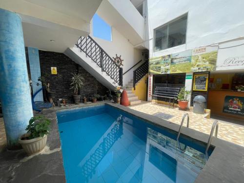 a swimming pool in the middle of a building at Hospedaje Mayo Huacachina in Ica