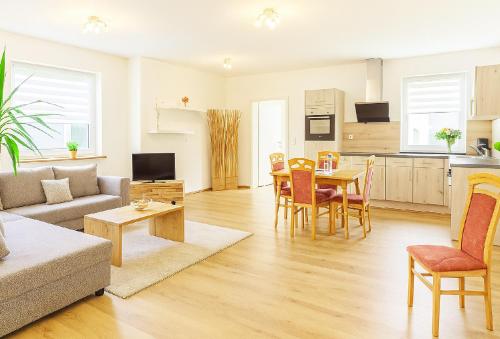 una sala de estar con un sofá y una mesa en Seenlandliebe Wiesethblick bis 3 Personen, en Bechhofen