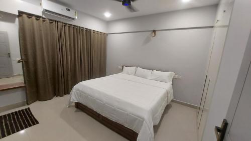 Postel nebo postele na pokoji v ubytování Lavender Airport Suite