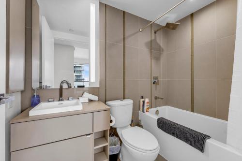 Ένα μπάνιο στο Downtown Skyline Suites