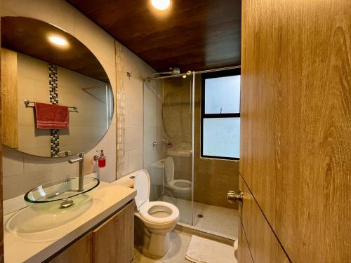 UbaláにあるCabañas La Campiña Ubaláのバスルーム(ガラスの洗面台、トイレ付)